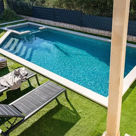 Moreta With Heated Pool, Sauna, Hot-tub Villa