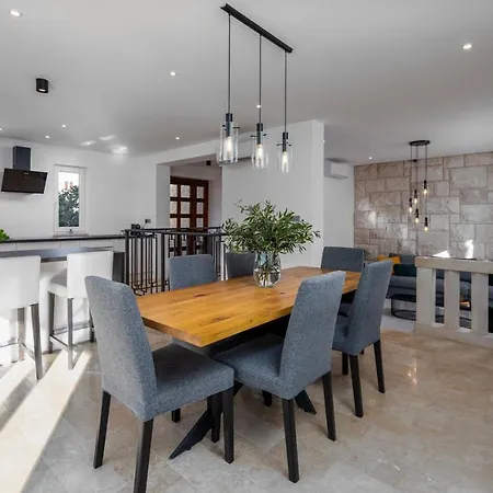 Moreta With Heated Pool, Sauna, Hot-tub Villa *