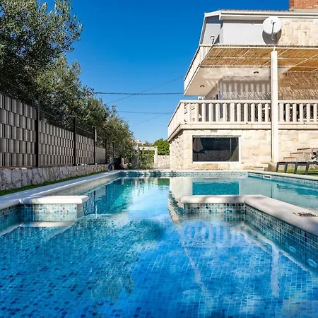 Villa Moreta With Heated Pool, Sauna, Hot-tub